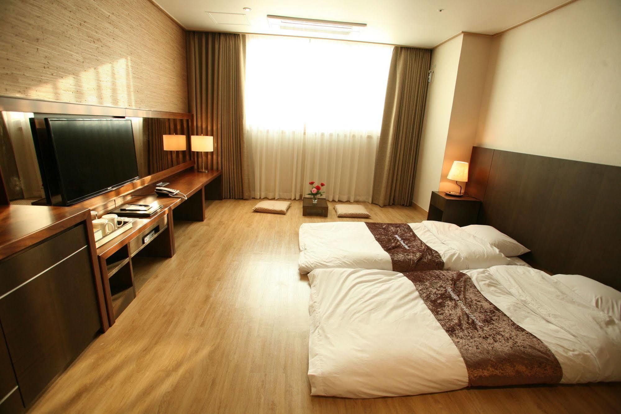 Hyunjin Tourist Hotel Donghae Exterior foto